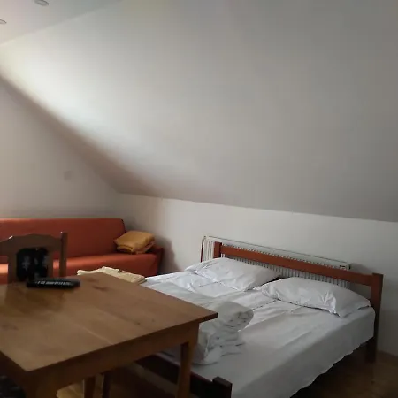 And Vicko Pensión Brzeće