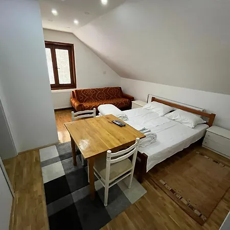 And Vicko Pensión Brzeće